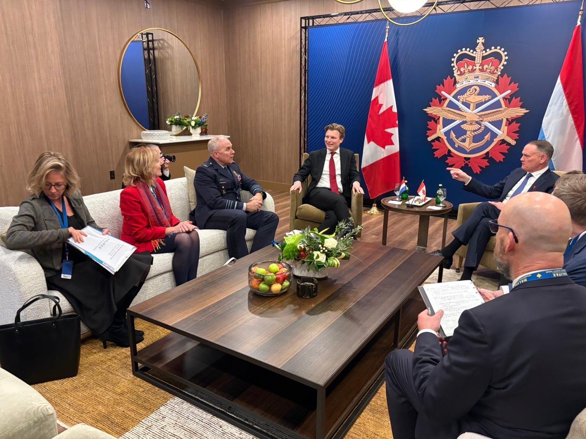 Met mijn Canadese collega McGuinty bespreek ik hoe we onze sterke band verder uitbouwen.

Samen vergroten we onze defensieproductie, steunen we Oekraïne, verdedigen we NAVO-bondgenoten in het Noorden en Oosten.

Al 80 jaar zijn we Canada immens dankbaar voor onze bevrijding. 🇳🇱🇨🇦