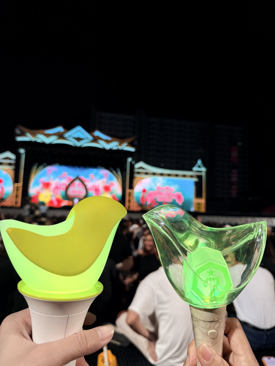 myspace_bs's tweet image. พาแม่มาหาน้องแบม 💚

 #BamBamHOMETOWNConcertDay2