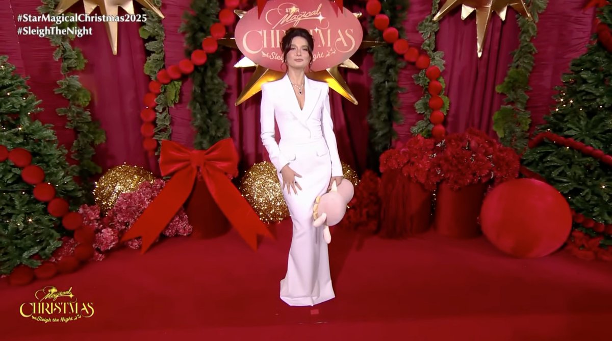 KapamilyaTFC's tweet image. White definitely looks good on you, #AnjiSalvacion! 💞✨

Catch your fave #StarMagic artists on #StarMagicalChristmas2025 LIVE via Star Magic YT and #iWant! ▶️✨

📸 via Star Magic/ YouTube

#SleighTheNight
