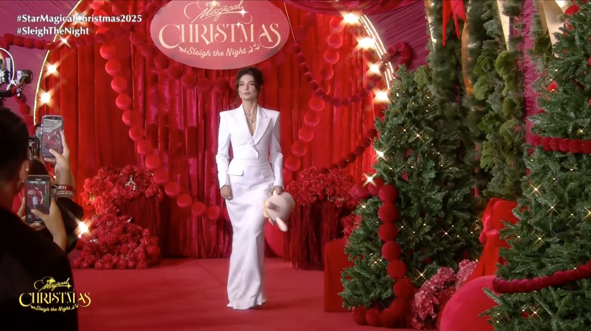 KapamilyaTFC's tweet image. White definitely looks good on you, #AnjiSalvacion! 💞✨

Catch your fave #StarMagic artists on #StarMagicalChristmas2025 LIVE via Star Magic YT and #iWant! ▶️✨

📸 via Star Magic/ YouTube

#SleighTheNight