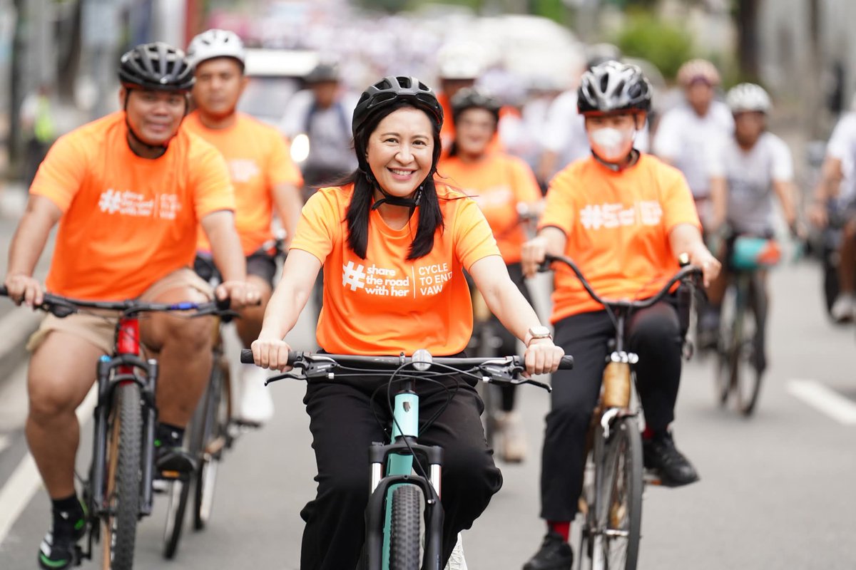 QCMayorJoy's tweet photo. END VAW NOW! ✋🏻

Pinangunahan ni Mayor Joy Belmonte ang Cycle to End Violence Against Women (VAW) Bike Ride Event ngayong umaga bilang pakikiisa ng ating lungsod sa 18-Day Campaign to End VAW. https://t.co/W8WoFdTxAH
