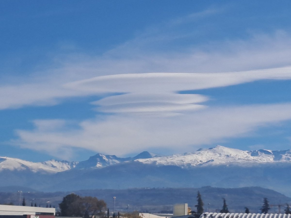 Nube lenticular sobre Sierra Nevada

<a href="/ElTiempo_tve/">El Tiempo en TVE</a> 
<a href="/ElTiempoes/">Eltiempo.es</a>