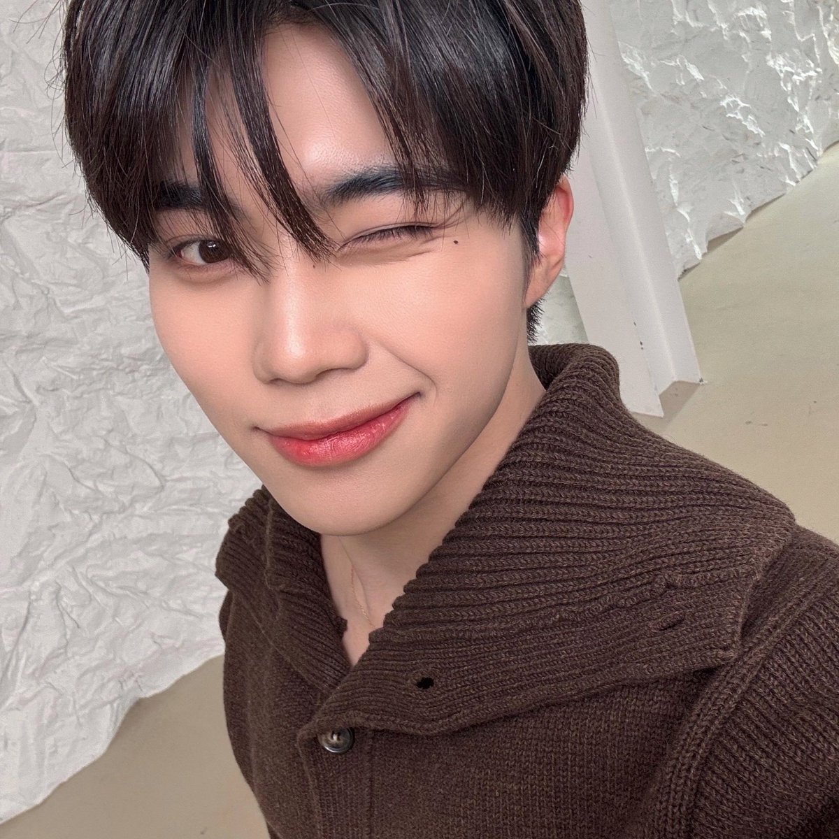 parkgwkz's tweet photo. gunwook pls keep wearing dark brown its my fav thing in the world rn https://t.co/gwh8NoclgH