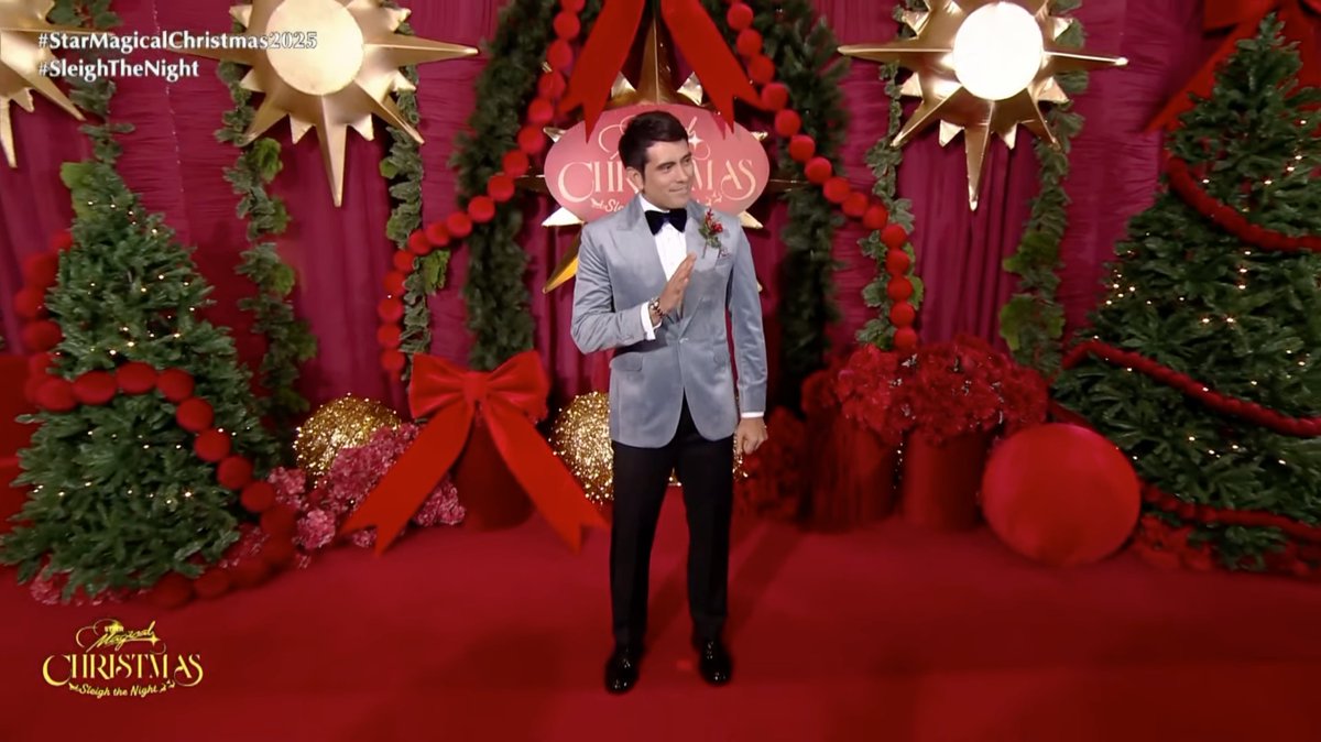 KapamilyaTFC's tweet photo. One of today's most in-demand action leading men, it's #GeraldAnderson! 💞✨

Catch your fave #StarMagic artists on #StarMagicalChristmas2025 LIVE via Star Magic YT and #iWant! ▶️✨

📸 via Star Magic/ YouTube

#SleighTheNight https://t.co/TSh420D24z