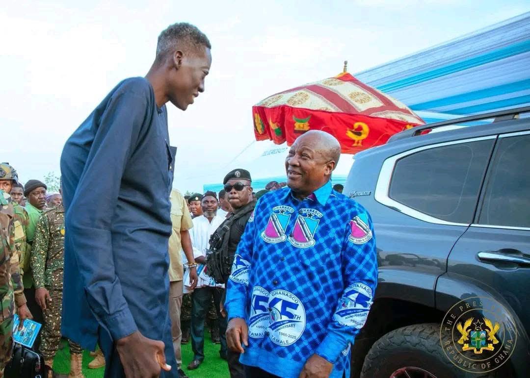 Popony_J's tweet photo. Ghana's tallest man meets up with President Mahama🇬🇭 https://t.co/4yfZbiQzLW