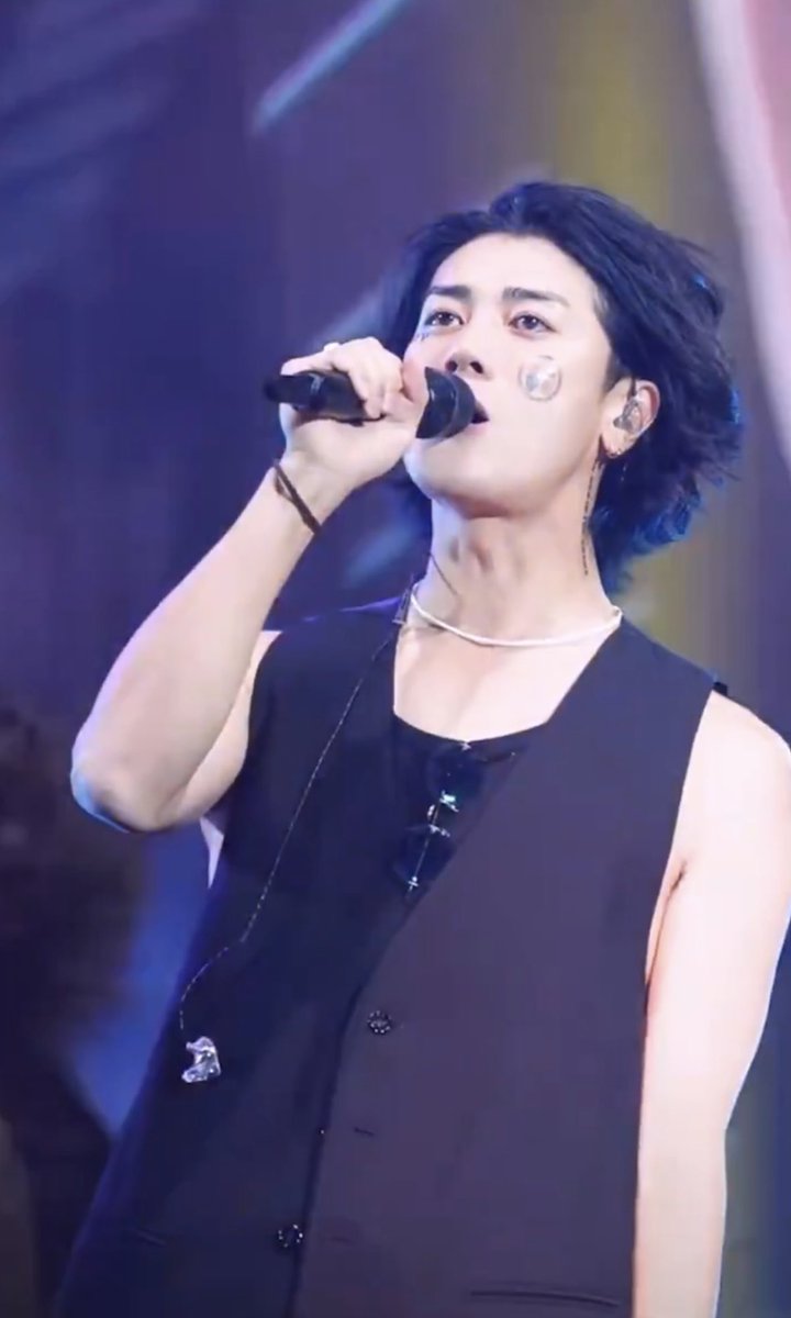 Rie_jipper0704's tweet image. 中国撮影OKだから、ほぼ全部見れてありがたいし、おかげさまでめっちゃスクショがはかどるw マジでビジュが神すぎるし、衣装が好きすぎるので、円盤化してください🙇‍♀️ #赤西仁 #錦戸亮 #gogoodrecords