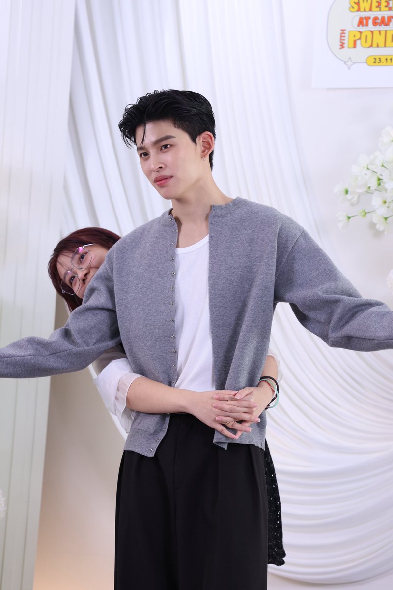 ohminepp's tweet image. Fangirling~ sometime just a moment for 1 second, but it&apos;s worth enough for all the exhausting stuff we must deal in our real life to be here with him 😭😭😭😭😭 

PPNARAVIT WITH ITSSKIN

#ITSSKINxPondCafe
#ITSSKINxPondNaravit
#ppnaravit

Thanks N for this beautiful photo 😤😤