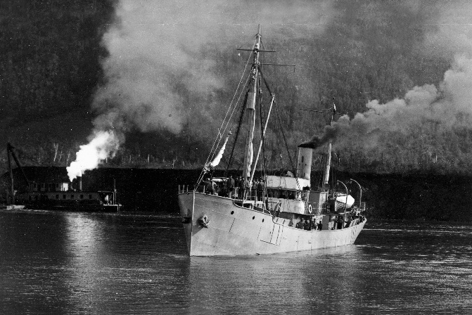 TimeDecoded's tweet image. Thunder Bay&apos;s hidden WW1 hero: Canadian Car &amp;amp; Foundry in Fort William churning out minesweepers for France. 1917 shipyard frenzy—wood, steel &amp;amp; sweat to sweep the seas safe. Over 100 vessels built here, turning a rail town into a war machine. Canada&apos;s unsung industrial might! What…