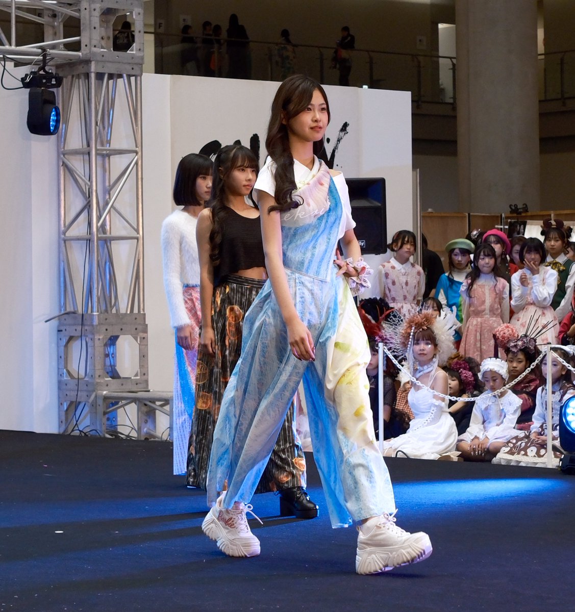 alpha_900's tweet image. ２０２５年１１月１６日（日）
第６２回デザインフェスタ
Ｌ４-ファッションショー
最近キアラさんのステージを
見る機会が増えて嬉しい限りです✨🥰
＃健ちゃん先生
＃L4ファッションショー
＃Kiala