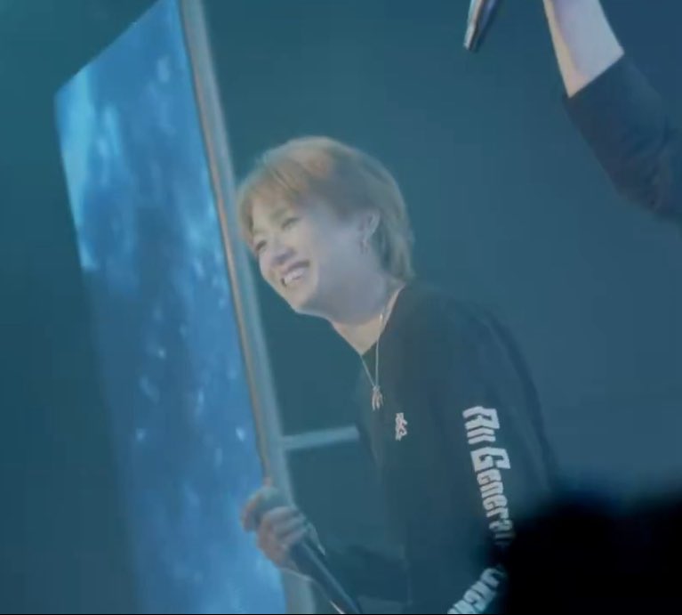 ダイジェスト映像
俺が好きなシーン！！！

Y
リハで本気で頭振りまくってるアホ

M
リハで頭に水乗せて真剣に歌ってる
変な人

J
めちゃくちゃいい笑顔
(変なシーン無かってんくっそ！！)

どうぞ、12/13もお楽しみに♡