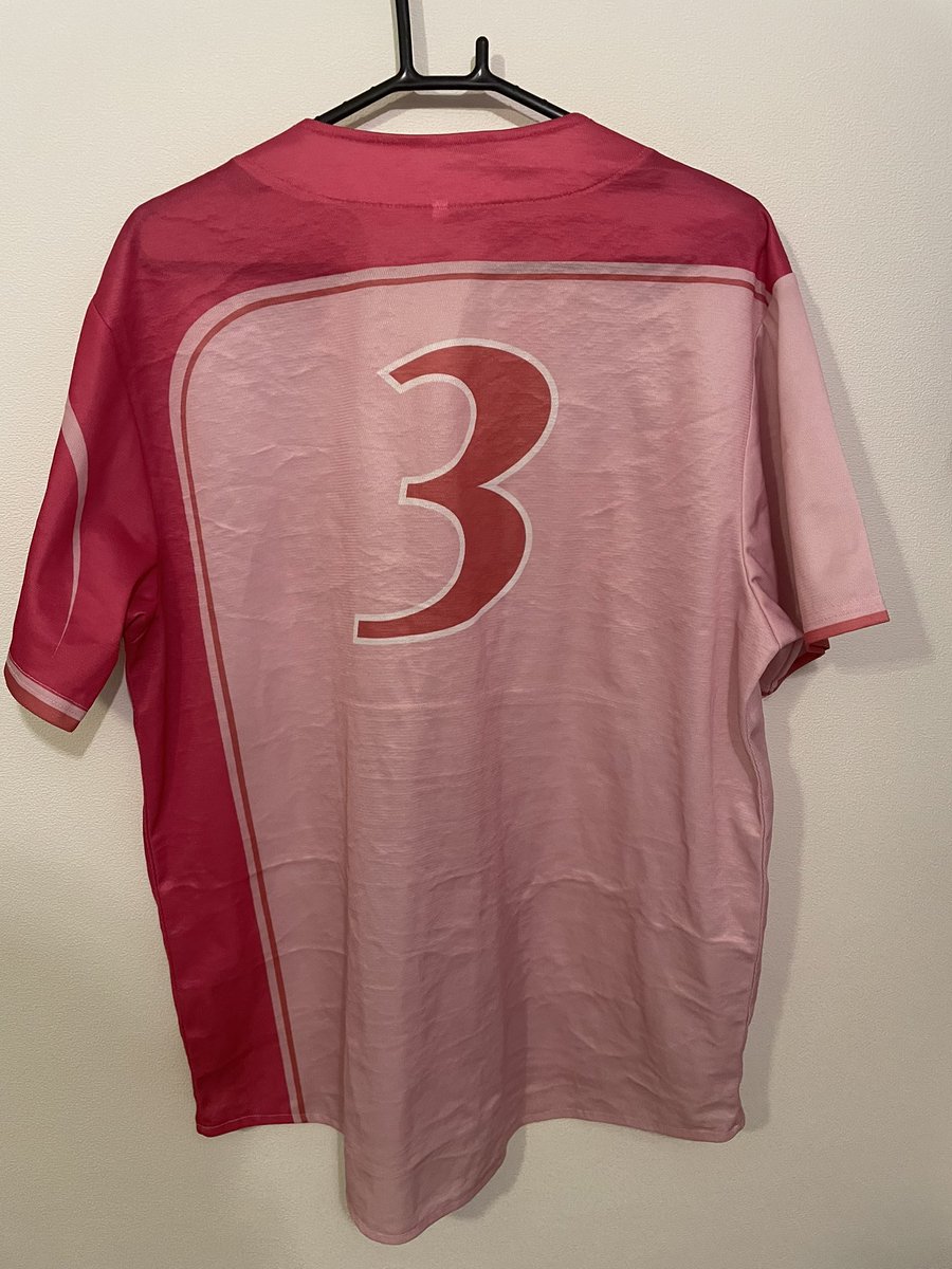 koron0720's tweet photo. 賢介さんの引退試合から袖を通していない引退記念ユニフォーム‥

やっと袖を通すときが来た
号泣しすぎてカラコン取れるわメイクはぐちゃぐちゃ

家帰っても再放送の中継みて
飲んで、二日酔い

そんな思い出の背番号3

郡司がどんな景色を見せてくれるか楽しみ😊

#lovefighters https://t.co/ezLiaalRVr