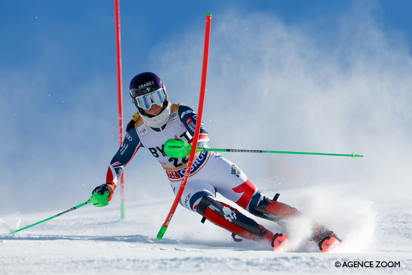 [Jour de slalom] Marion Chevrier vient de clôturer son 2e slalom de la saison à Gurgl
Et c'est du gros vert sur la ligne
Leader provisoire avec 98 centièmes d'avance
Photo copyright Agence Zoom/Christophe Pallot