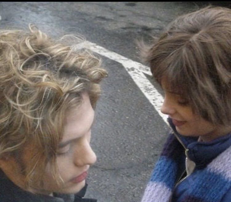 Naaamoony's tweet image. 내 트와일라잇 최애커플 앨리스 재스퍼 이야기
얘네의 서사를 알면 걍.. 사랑할 수 밖에 없는것임

뱀파이어가 되면 자기가 기존에 가지고 잇는 감각이 극!!대화 되면서 초능력을 갖게 되는데
인간일때 미약하게 갖고 잇던 미래를 보는 능력때문에 마녀로 몰리고 공격받고 기구한 삶을 살던 앨리스가