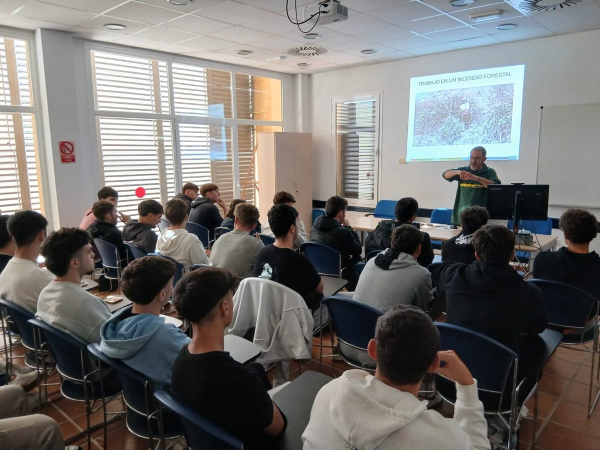 Plan_INFOCA's tweet photo. 🫂Hemos recibido la visita en la #Brica de #Cártama de alumnos que cursan el Grado Medio y Superior en Emergencias y Protección Civil y Coordinación de Emergencias y Protección Civil en el centro @cesurformacion, ubicado en el @PTAMalaga

👋¡Gracias por venir y hasta la próxima! https://t.co/oAaajaYf97