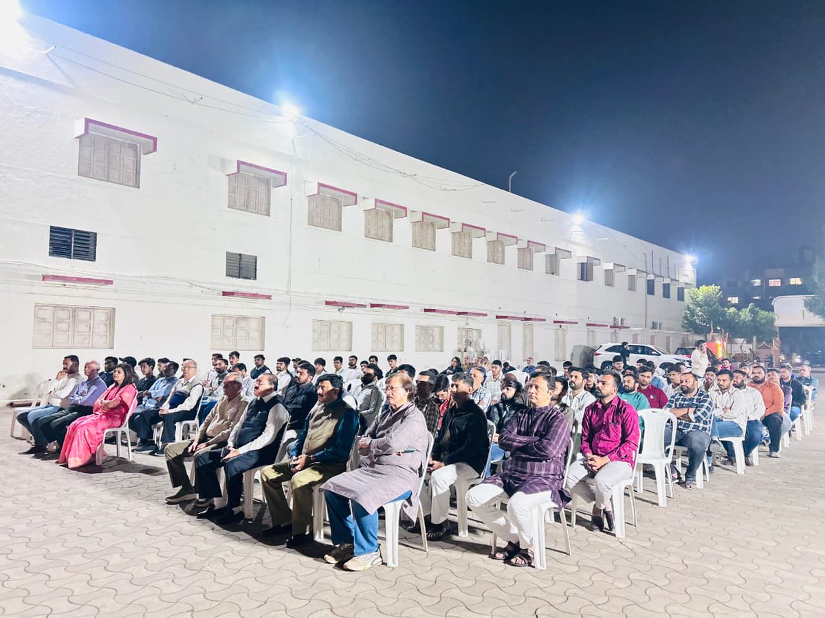 ABVPGujarat's tweet image. #ABVPRajkot દ્વારા નુતન વર્ષ નિમિત્તે યશવંત સ્નેહમિલન નું આયોજન કરવા માં આવ્યું.

જેમાં  રાષ્ટ્રીય ઉપાધ્યક્ષ ડો. સુરભીબેન દવે,તથા પ્રદેશ સંગઠન મંત્રી શ્રી હિમાલયસિંહ ઝાલા વિશેષ ઉપસ્થિત રહ્યાં...

#ABVPGujarat #Snehmilan