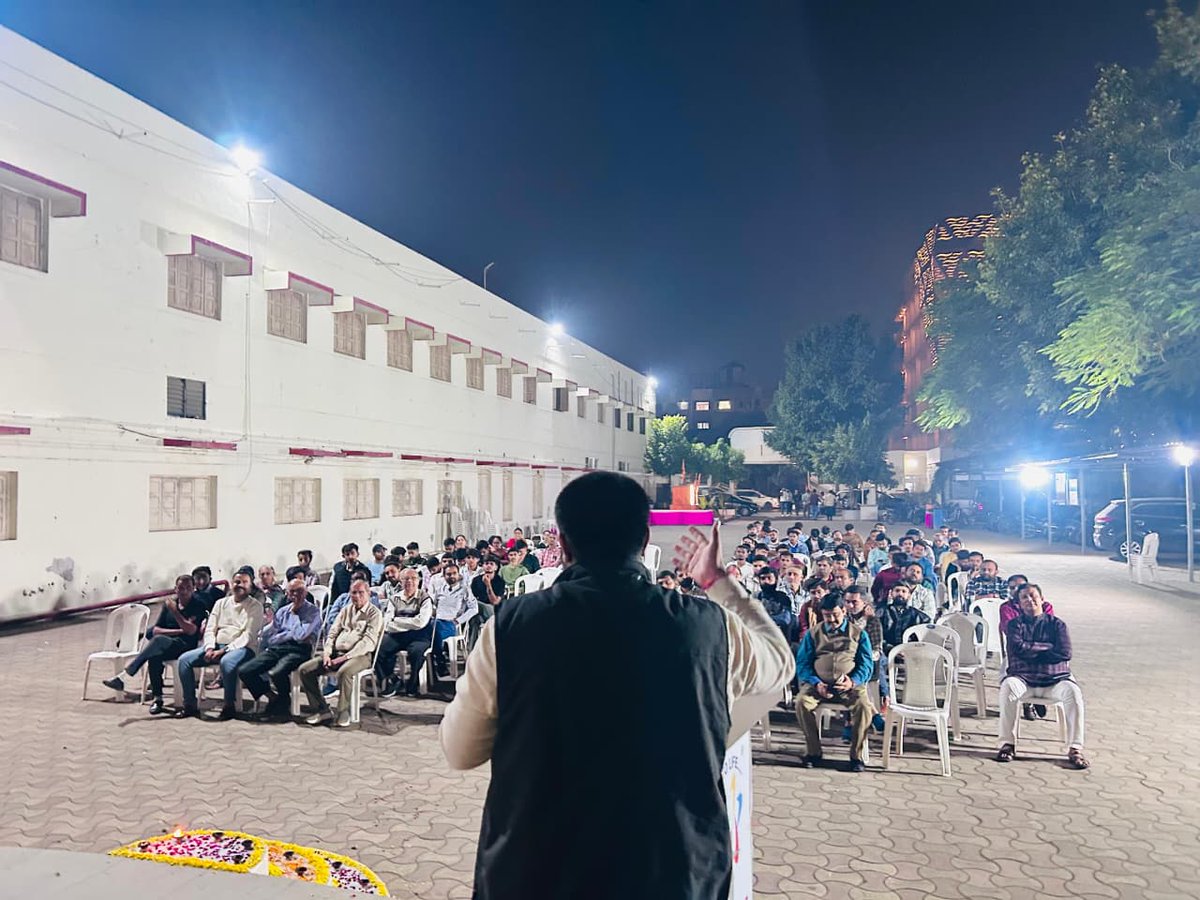 ABVPGujarat's tweet image. #ABVPRajkot દ્વારા નુતન વર્ષ નિમિત્તે યશવંત સ્નેહમિલન નું આયોજન કરવા માં આવ્યું.

જેમાં  રાષ્ટ્રીય ઉપાધ્યક્ષ ડો. સુરભીબેન દવે,તથા પ્રદેશ સંગઠન મંત્રી શ્રી હિમાલયસિંહ ઝાલા વિશેષ ઉપસ્થિત રહ્યાં...

#ABVPGujarat #Snehmilan