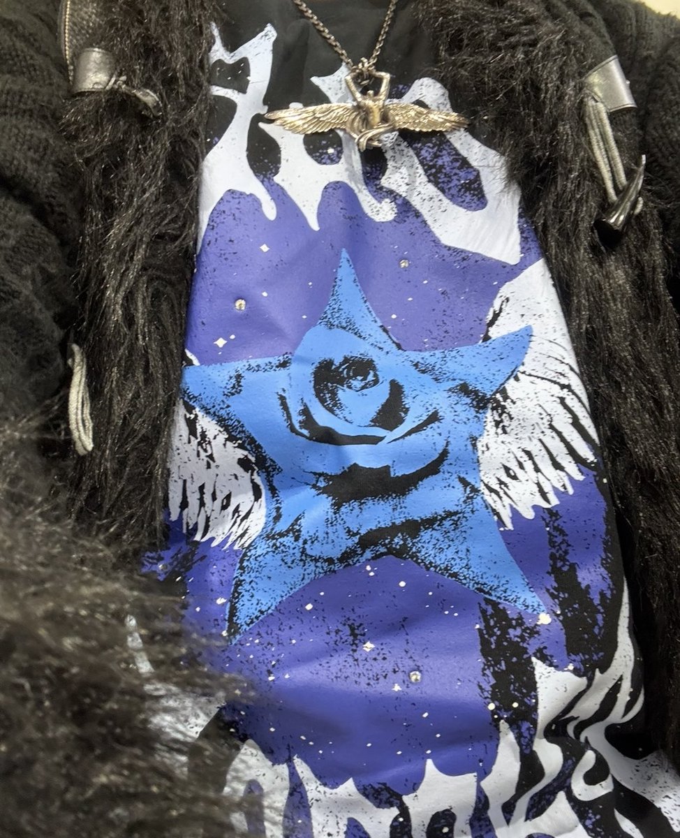 DLBCL_Fighter's tweet photo. 今回のTシャツ、青薔薇が星形なのがずっと疑問だったんですが…
MCで「よだ��」の由来を聴いて納得。
なるほど。宮沢賢治のよだかの星だから、
Tシャツも星だったのかなと想像。
私も久々に読みたくなりました。
#Ado  #Adoよだか https://t.co/8wgOxH7LL0
