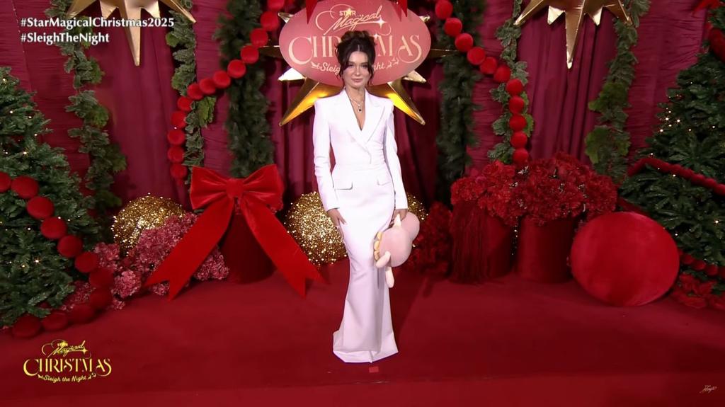 ofc_iwant's tweet image. Simply elegant!
ANJI SALVACION of Four Bad Boys &amp;amp; Me, and Linlang at the #StarMagicalChristmas2025!

Watch it LIVE on iwant.ph!

#SleighTheNight