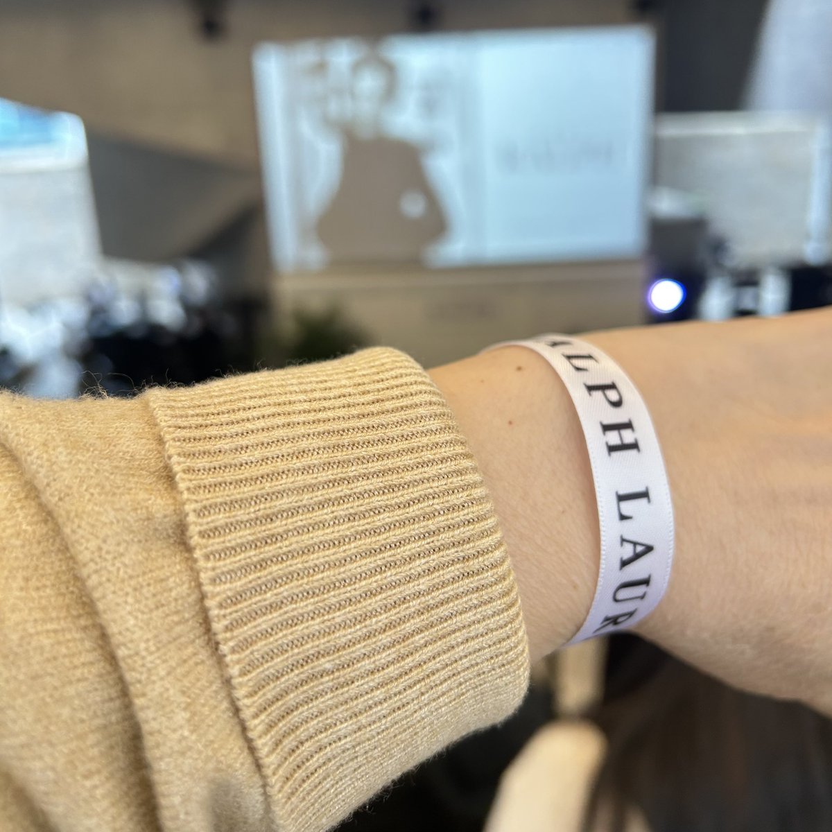 他是看我的應援橫幅、因為我坐在高處🤗