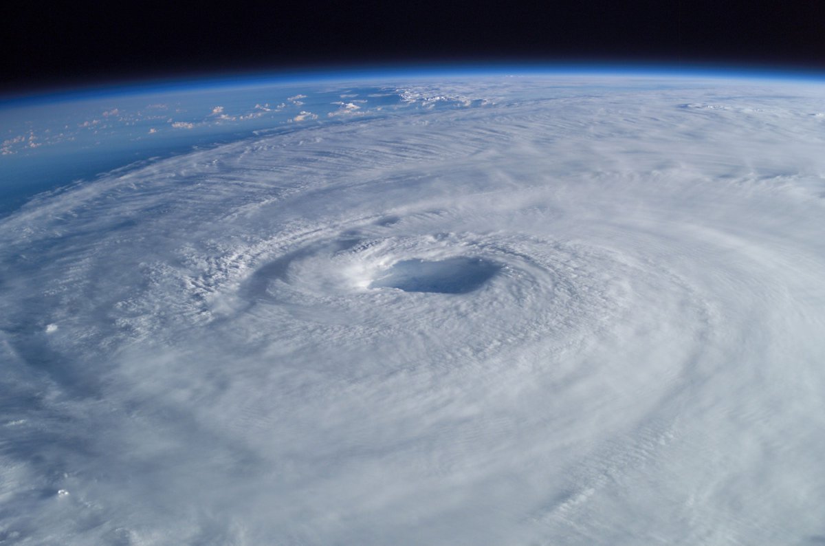 TimeDecoded's tweet image. September 15, 2003: Astronaut Ed Lu captures Hurricane Isabel&apos;s raging eye from the ISS—400 miles up! This Category 5 beast slammed the East Coast with 165 mph winds, flooding cities &amp;amp; knocking out power for millions. Nature&apos;s raw fury, seen from space.  Earth&apos;s wildest storm…