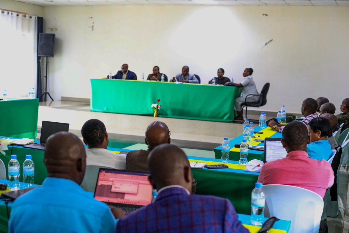 <a href="/Gasasaevergiste/">Gasasa evergiste</a> <a href="/AimeNiyonsenga/">Aime Niyonsenga</a> <a href="/gahundemaurice/">Maurice Mugabowagahunde</a> <a href="/muka_vestine/">Vestine Mukandayisenga</a> <a href="/UwamahoroThere1/">Uwamahoro Therese</a> <a href="/RwandaLocalGov/">Ministry of Local Government | Rwanda</a> <a href="/LODARwanda/">LODA | Rwanda</a> <a href="/ASebarinda/">Anastase Sebarinda</a> Ireme ry’Uburezi
-----------------
Umunyamabanga Nshingwabikorwa w’Akarere, NANKUNDA Jolly, yavuze ko hakenewe ubufatanye bw’inzego mu kuzamura ibipimo by’uburezi ku rwego rw’Akarere, hakurikiranwa imyitwarire y’abarezi, n’ababyeyi bakita ku nshingano zabo mu myigire y’abana.