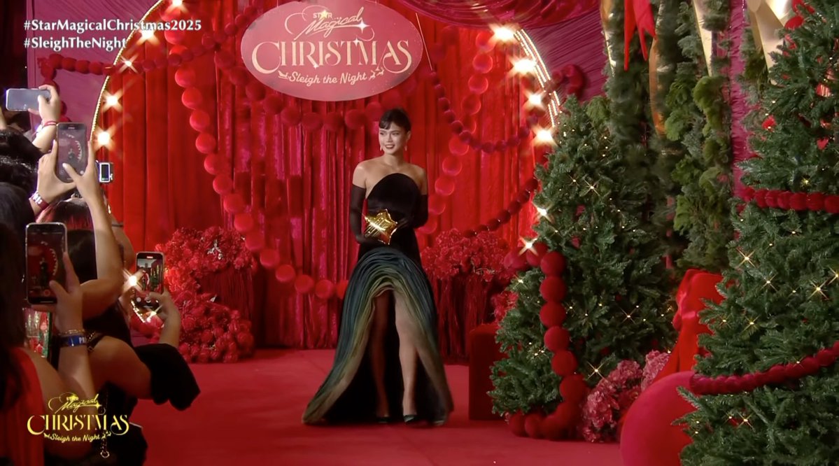 KapamilyaTFC's tweet image. She&apos;s bringing extra #Sunshine on the red carpet, it&apos;s #MarisRacal! 🥰💞

Catch your fave #StarMagic artists on #StarMagicalChristmas2025 LIVE via Star Magic YT and #iWant! ▶️✨

📸 via Star Magic/ YouTube

#SleighTheNight