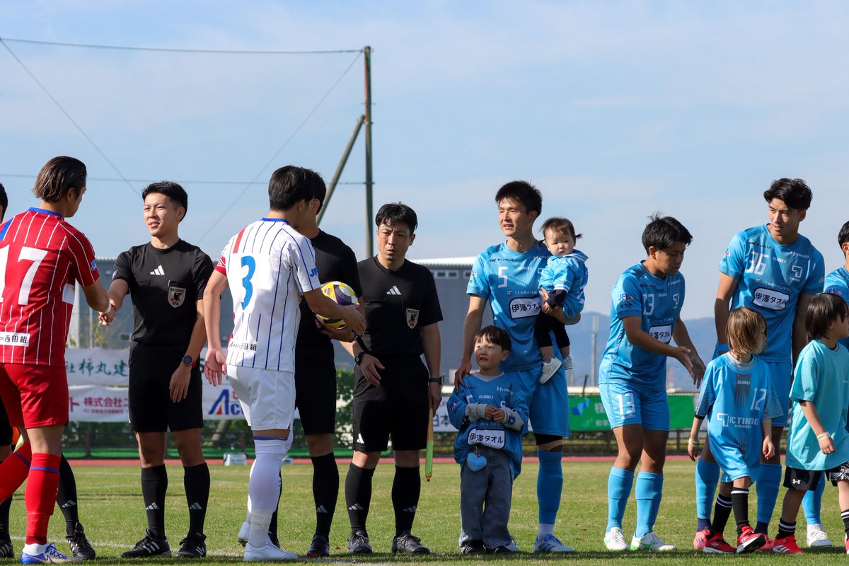 fc_tiamo's tweet photo. #JFL 第30節vs #ラインメール青森　
5-1 WIN🌟

たまゆら陸上競技場にご来場いただいた皆さん、速報や配信で応援いただいた皆さんありがとうございました📣

今シーズンで引退を発表した #内田達也 選手の写真をピックアップ📸お子さんと一緒に手を繋いで入場しました🤝🏻
#ティアモ枚方 #頂戦 https://t.co/udnSftU3wy