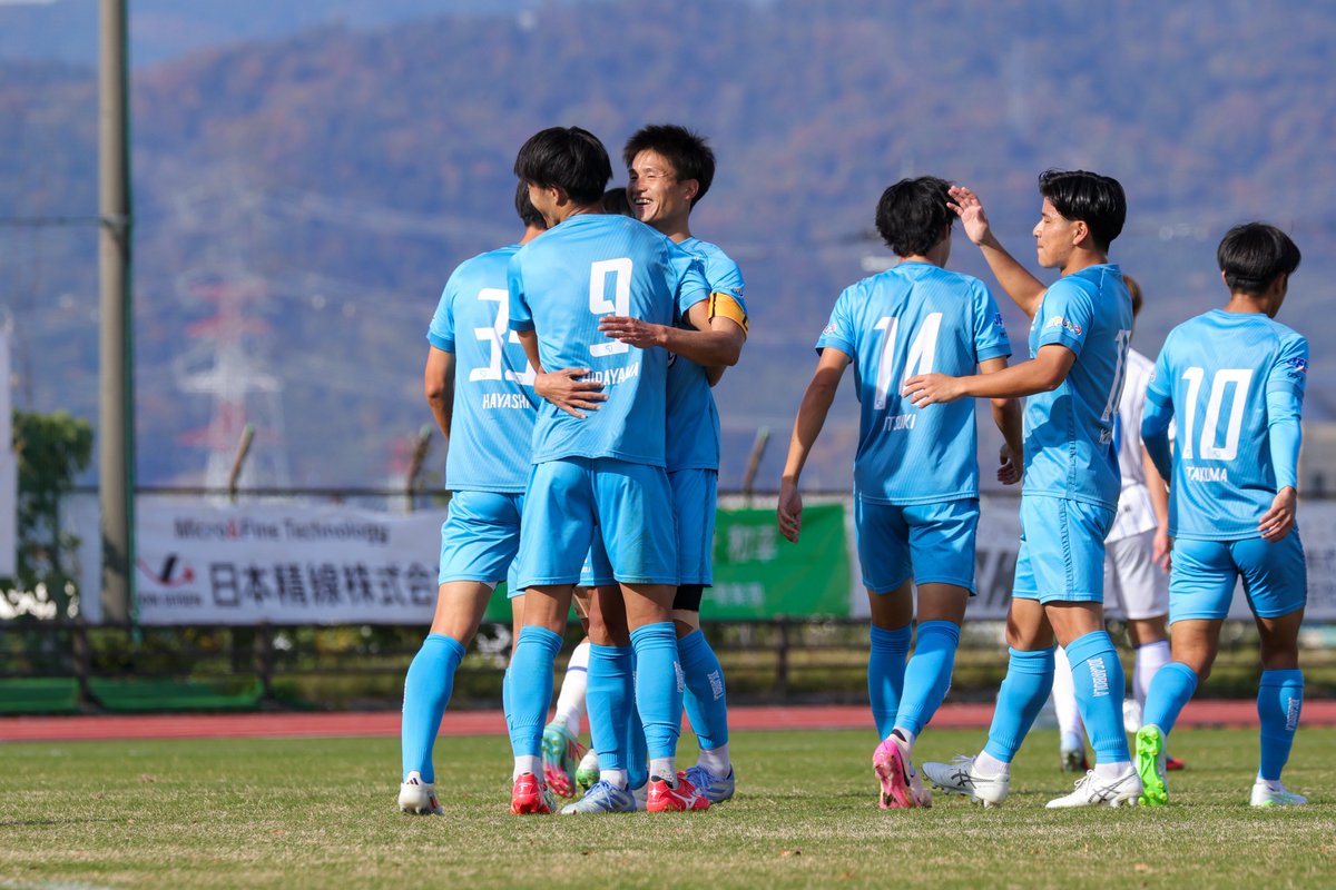 fc_tiamo's tweet photo. #JFL 第30節vs #ラインメール青森　
5-1 WIN🌟

たまゆら陸上競技場にご来場いただいた皆さん、速報や配信で応援いただいた皆さんありがとうございました📣

今シーズンで引退を発表した #内田達也 選手の写真をピックアップ📸お子さんと一緒に手を繋いで入場しました🤝🏻
#ティアモ枚方 #頂戦 https://t.co/udnSftU3wy