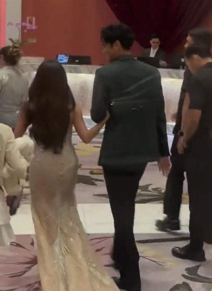 THEIR OUTFITS?!! SLAYYY

HOLLY JOLLY DONBELLE 

#BelleOfTheSeason 
#DONNYBrightestInTheBall