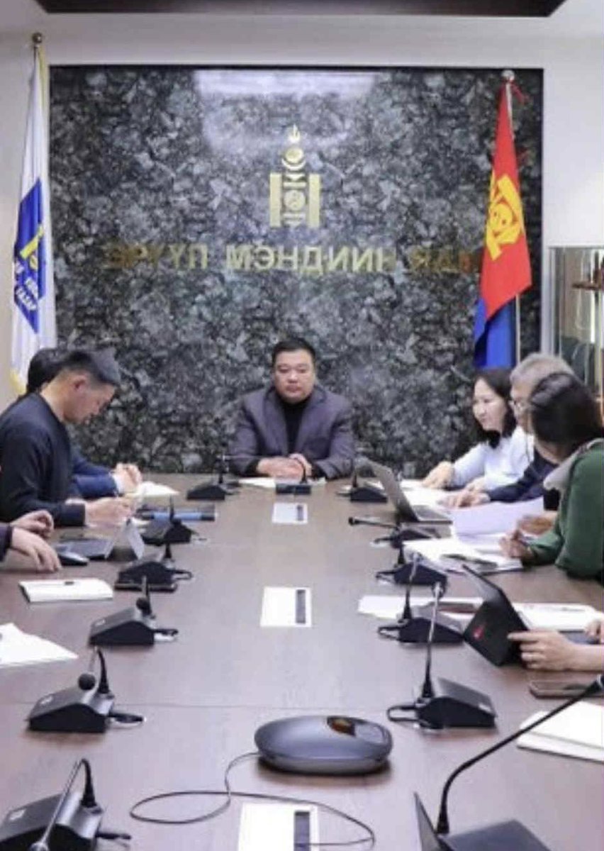 enjaa77's tweet image. Ой гутам, нүд хорсом зураг үзлээ. Эрүүл мэндийн салбарыг нохойны чих тайрхаас өөр эрдэмгүй намын цүнхчин хийх гэж. Сурсан мэдсэн зүйлгүй хоосон толгойт Нохой Дэмбэрэл өчнөөн олон мэргэжлийн эмч эмнэлгийн ажилчдын тэргүүнд гарч салбарын сайдын зөвлөх хийх гэж, Түй чёрт !!!…