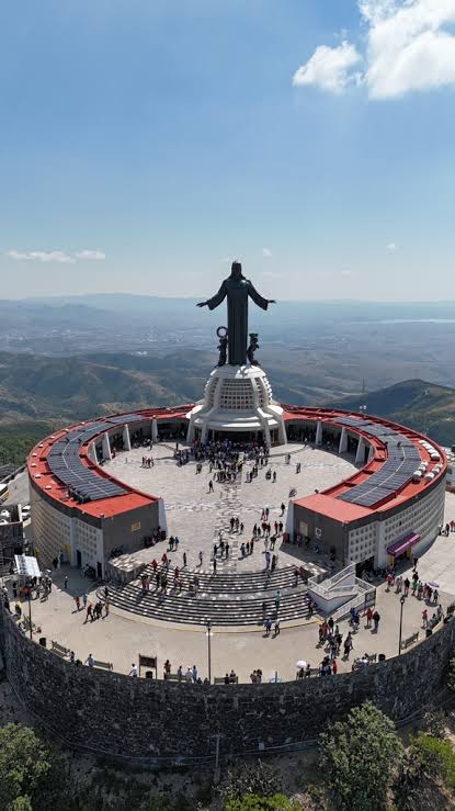 quiero_sersanto's tweet image. Hoy, dia de Cristo Rey:
    aprendemos que el poder auténtico es el que #libera, #cuida, #une y #levanta; que cada uno de nosotros  encuentre la fuerza para hacer lo mismo en su camino para #ServirYProtegerConFirmeza a su familia y a la sociedad  #FelizDomingo #vivacristorey