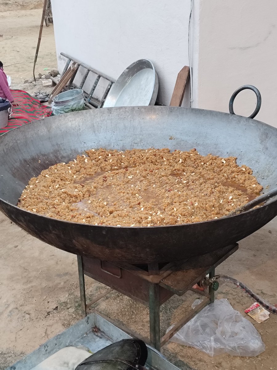 Omrlp07's tweet image. सियाले में ताता- ताता गूंद पाक खाओ और मोज करो 😍🙋