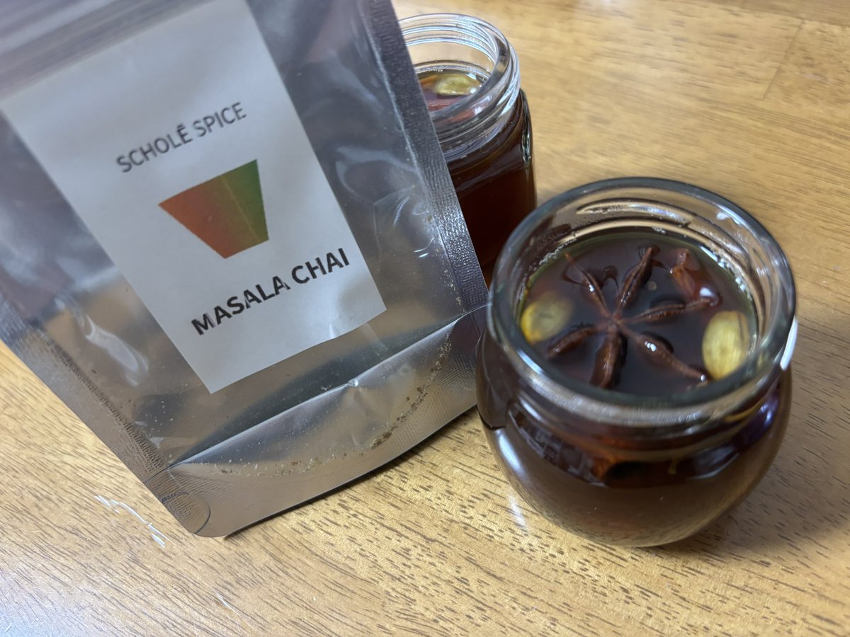 YuKiNeKo_neige5's tweet photo. 久々のゆったりおうち時間
スパイスを煮出してチャイを☕︎
シナモン、カルダモン、クローブ…
スパイスの香り、大好きなのです☺️
スターアニスは形も可愛いですね
体も温まるし、冬にぴったりの飲みもの❄️
美味しかったです✨
#SCHOLE https://t.co/io9qVGs3gk