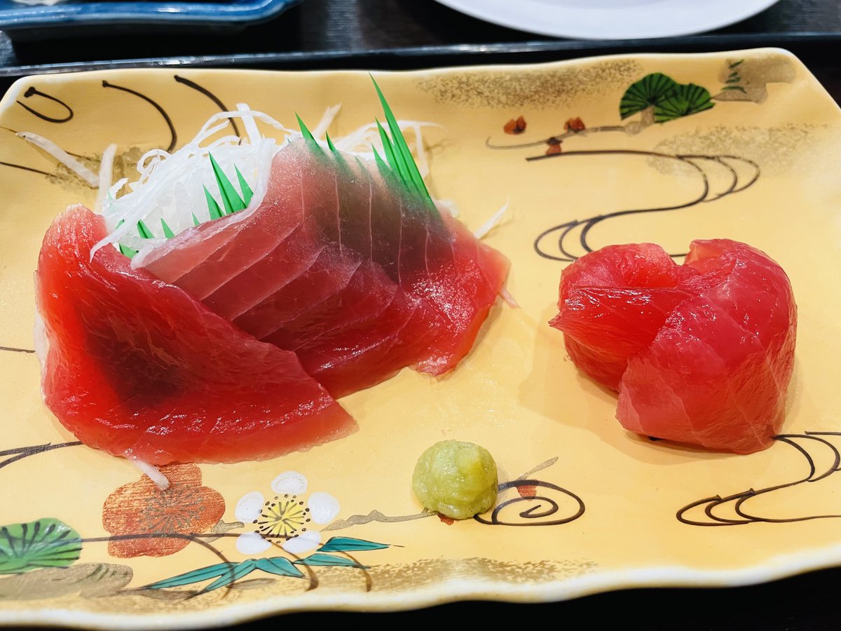 tanaryota2's tweet photo. こちらは地域福祉センター内の食堂！
地元の方ばかりですが、町外の人も利用できます☺️
マグロのお刺身定食が600円😳
小鉢や漬物もついてて味も美味しい🥳
コロッケと白身フライも各100円なので注文しましたが、キャベツもついてしかも揚げたて😳
ここは地元の方の憩いの場ですね☺️
素敵な場所でした😆 https://t.co/MHqwvgaqq8