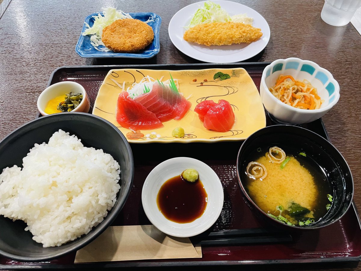 tanaryota2's tweet photo. こちらは地域福祉センター内の食堂！
地元の方ばかりですが、町外の人も利用できます☺️
マグロのお刺身定食が600円😳
小鉢や漬物もついてて味も美味しい🥳
コロッケと白身フライも各100円なので注文しましたが、キャベツもついてしかも揚げたて😳
ここは地元の方の憩いの場ですね☺️
素敵な場所でした😆 https://t.co/MHqwvgaqq8