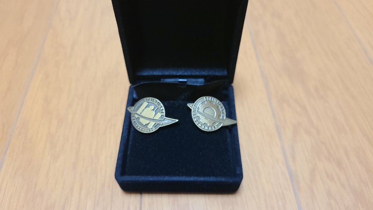 looploop365's tweet image. 今日部屋の掃除してたらラボメンバッジ出てきた。いつ買ったんだこれ……