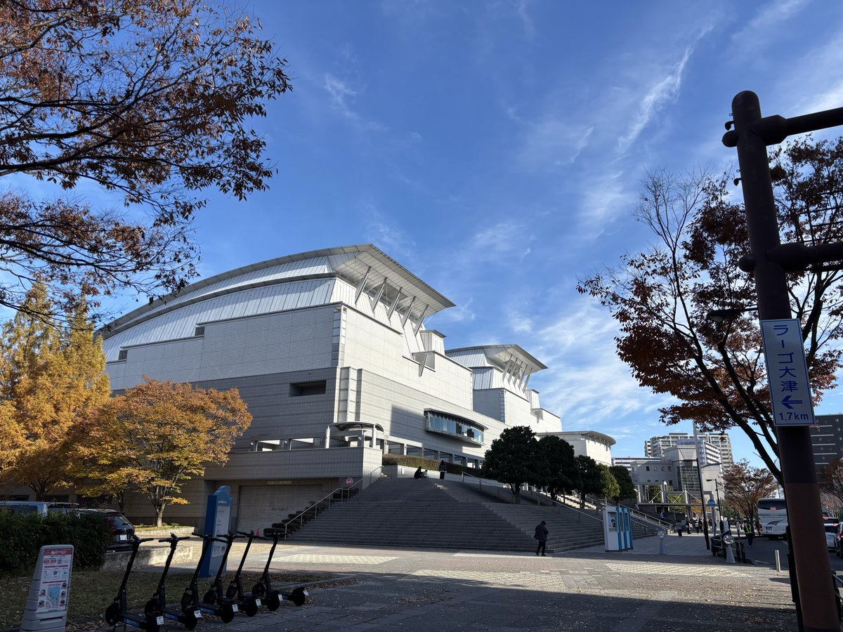 auf_a's tweet photo. 沼尻さん京響のマーラー9番
沼尻さんの指揮は曖昧な部分が無く、弱音でも振りが大きく、こう言う混み合った曲でもしっかり線がそろう。妙に粘ったりせず、テンポも比較的調庸で見通しよく進む。しっかりバランスがとられているのと京響の上手さもあって、精神的な面よりも交響曲としてのフォルムを→ https://t.co/5HsxLTCtBK