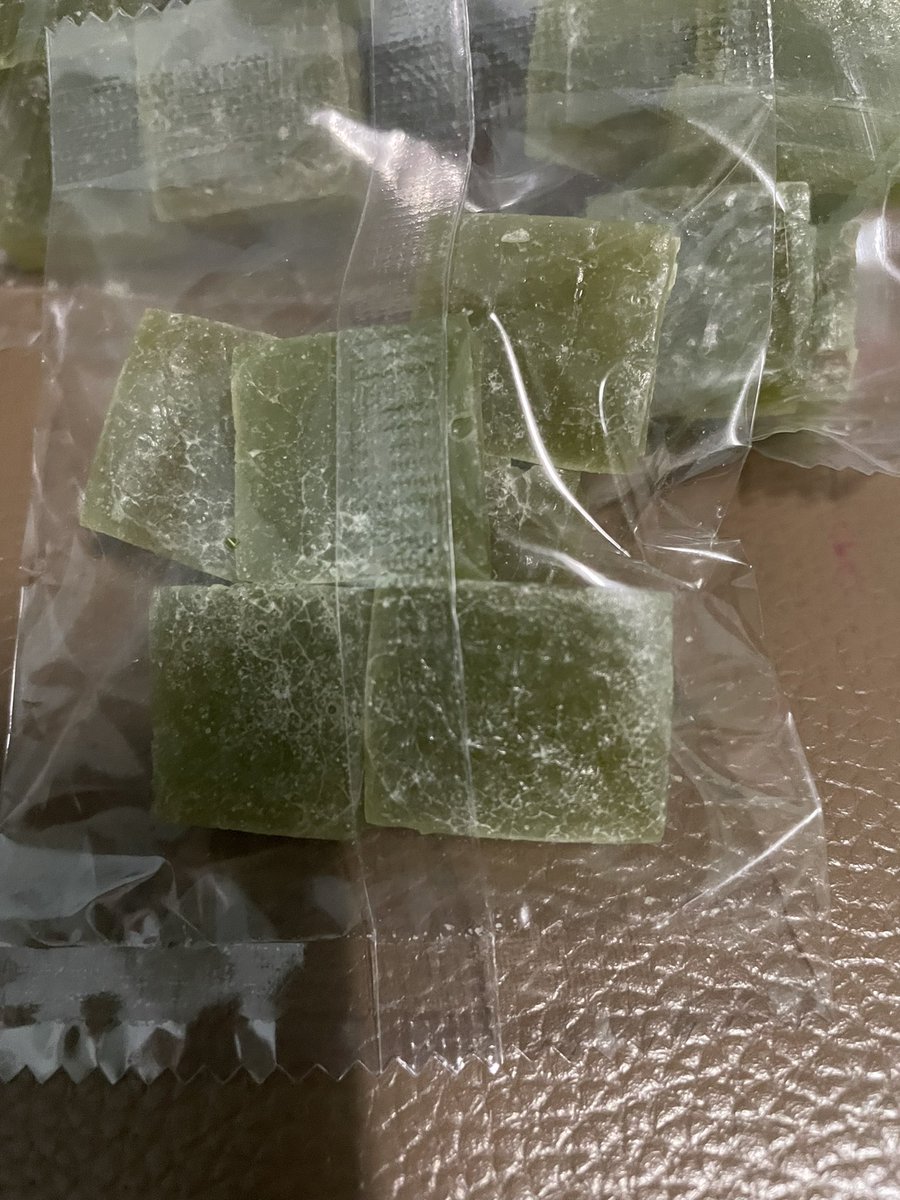 ทุกคน !!!! หยกสดมีสิ่งนี้ วุ้นกรอบใบเตย หวานน้อย กรอบนอกนุ่มใน เป็นฟีลเคี้ยวเพลินเกินห้ามใจ ดีมาก แล้วมันหอมมาก น่าจะฟีลใบเตยแบบกินแล้วกลิ่นหอมโดนใจ กินเล่นหรือกินกับชา กาแฟ มัทฉะ ก้อเลิศ ไปลองเลยเทอ มันดีม๊ากกกก