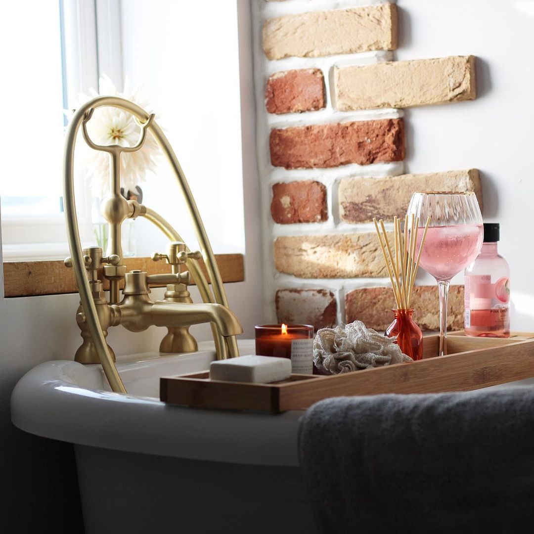 bricktilesuk's tweet image. It&apos;s the weekend! Nothing like a relaxing soak around some Cottage Mixture #BrickSlips

#featurewall #homedesign #homeinspo #homeinspo4you #homedecoration #homedesignideas #countrydecor #brickslips #exposedbrick #countrydecor #rustichomedecor #myhomeinterior