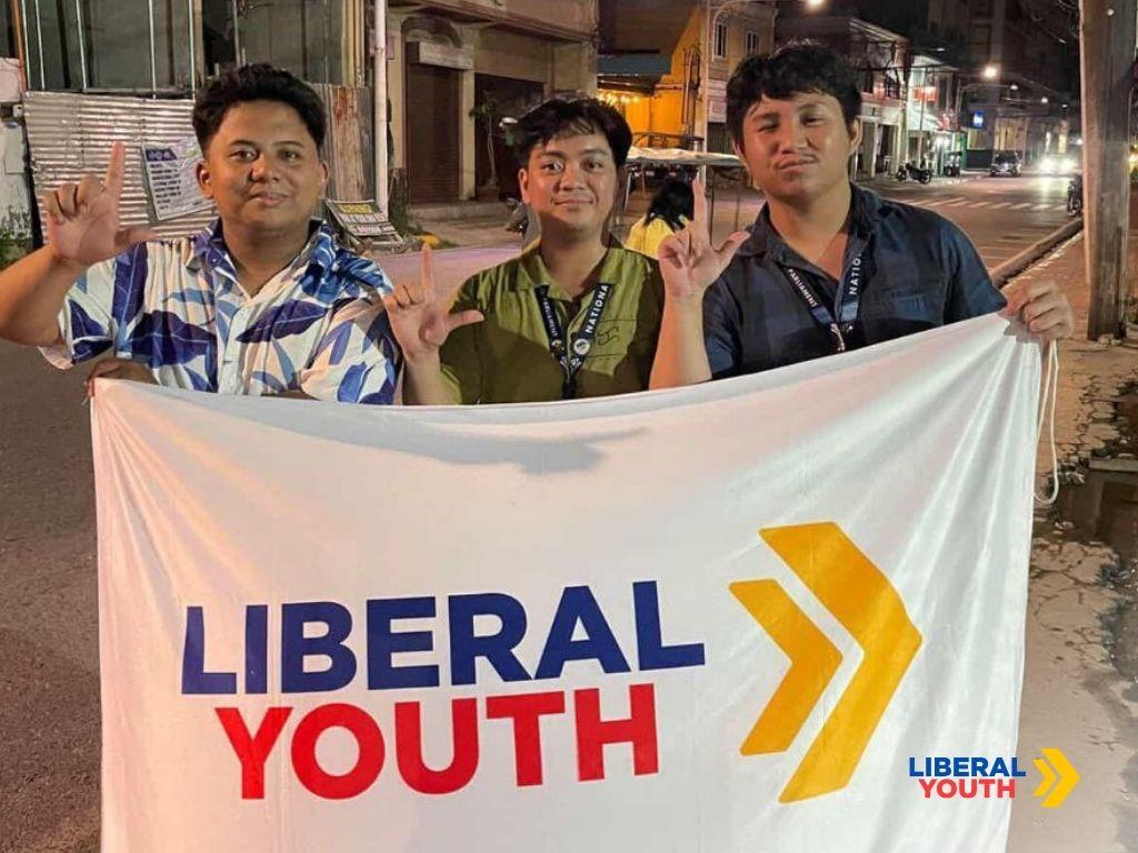 Gigil ng kabataan sa NYP

Lumahok sina LY National Vice Chair Hans Empleo at LY member Aaron Quieri sa 13th National Youth Parliament sa Vigan, dala ang panawagan at polisiya para sa kabataan at mamamayan.

Sumali na: bit.ly/JoinLYPH

#LiberalYouth
#GigilWagItigil