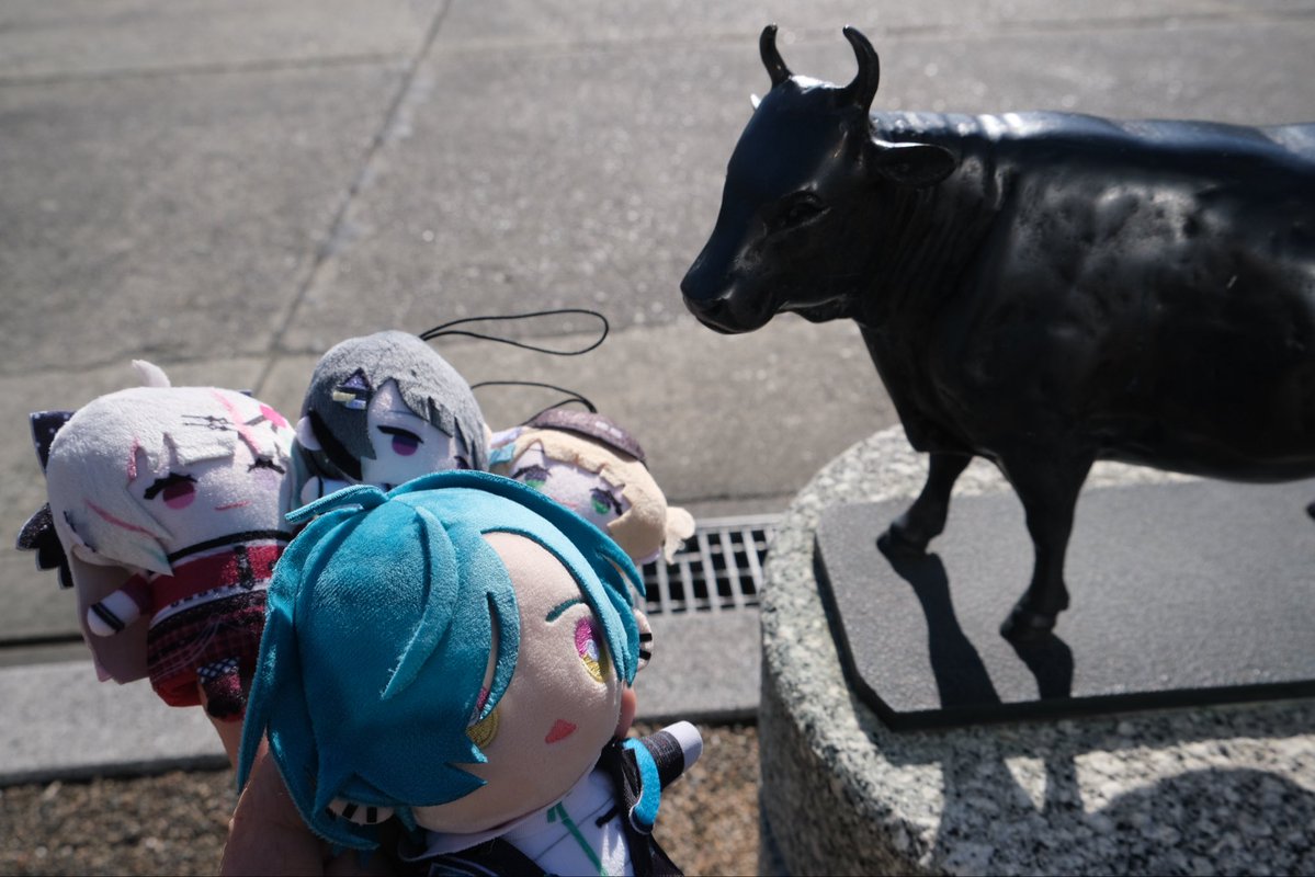 HU2434's tweet image. 【Idios &amp;amp; 緑さんとお肉・紅葉満喫旅 in三重県】 その1
松阪駅に到着！松阪牛をPRするあまり、牛の像が駅前に何体もいます。小さいけど迫力あるね〜
#しーちゃんみてみてっ
#つぶやきろこ
#石神のぞいて
#緑仙はやく見ろ