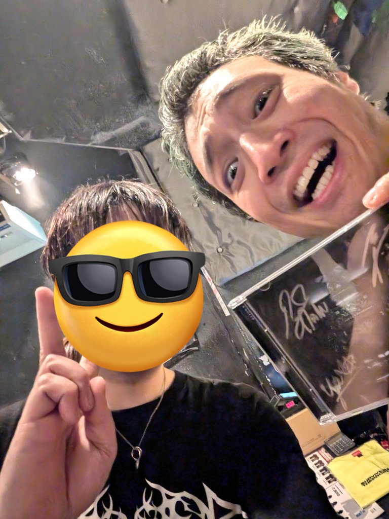therock_metalbd's tweet image. ライブ終わってすぐRyoさんがステージから降りて物販に立ってくれたのとアルバム買った時にツーショも撮ってもらえて神すぎたわ、ようやくめっちゃかっこよかったっすライブ最高でしたって伝えれて良かった。
 #Knosis