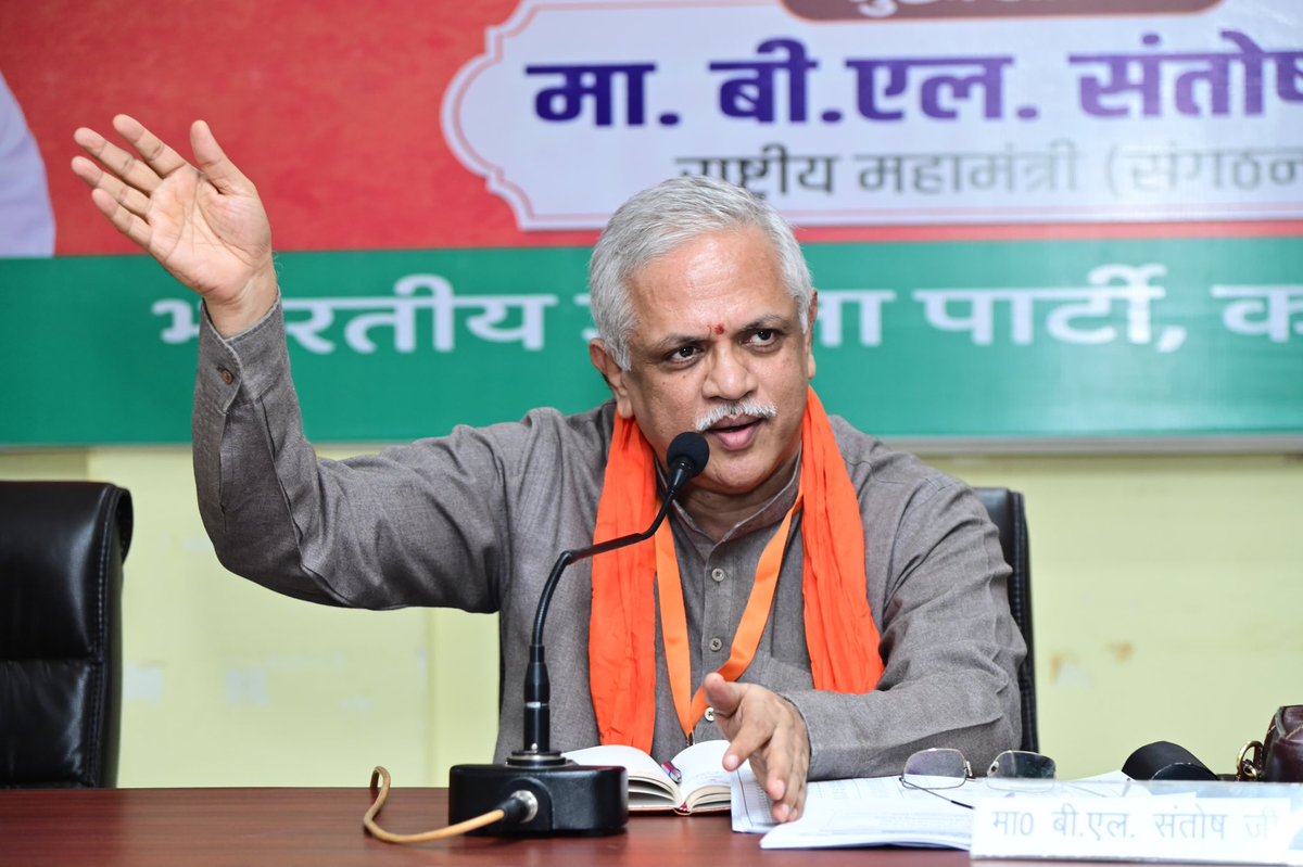 idharampalsingh's tweet image. आज कानपुर क्षेत्रीय कार्यालय पर मतदाता विशेष गहन पुनरीक्षण (S.I.R) के निमित्त कानपुर क्षेत्र के पदाधिकारी, माननीय सांसद, विधायक, 2022 के प्रत्याशी, एवं जिला अध्यक्ष/प्रभारी, जिला (S.I.R) संयोजक, BLA-1 के साथ समीक्षा एवं आगामी योजना बैठक को राष्ट्रीय संगठन मंत्री आदरणीय श्री…