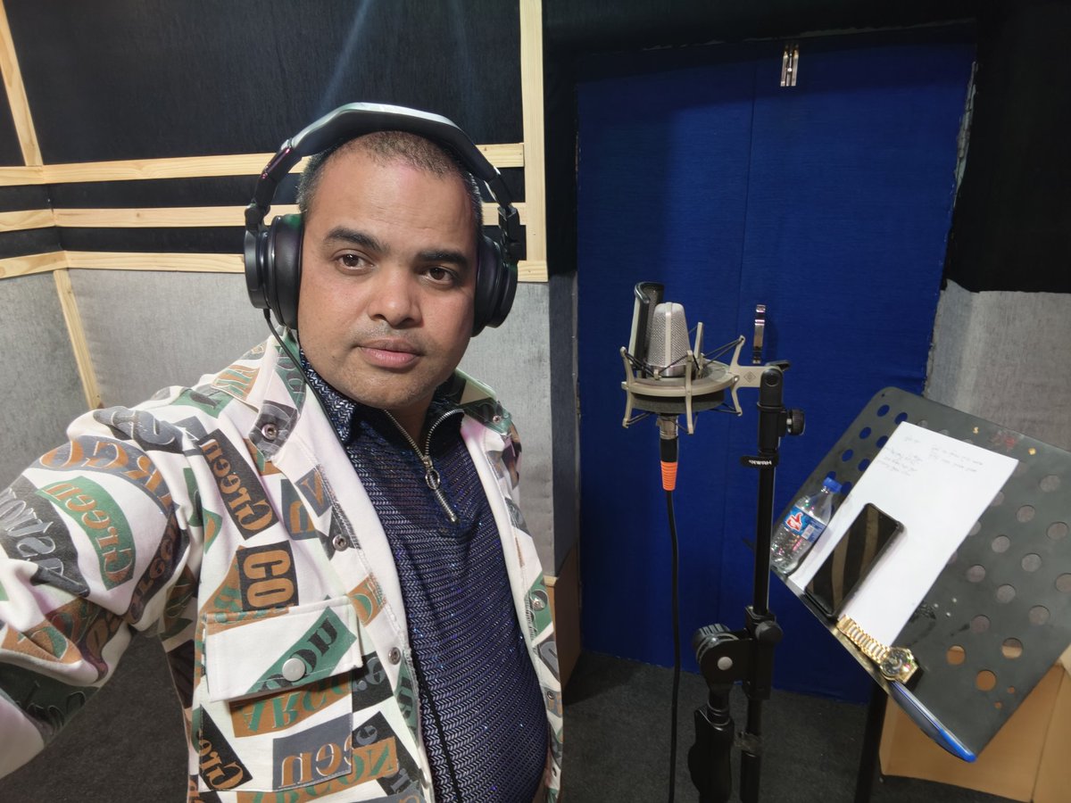 SarojJe48102827's tweet image. Recoreded A Beautiful Song " Tribute To #HumanSagar" In #FamousStudio,Ctc 
Beautiful Music By #ManasKumar 
Lyric By #MilanMohapatra 
Releasing Very Soon...
Jay Shree Jagannath 🙏 
#playbacksingersaroj #sarojjena #HumaSagar #recording