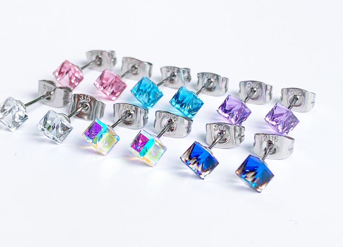 #色違いで欲しくなる日

小さなキューブのピアスたち

日常使いにその日の気分に合わせて

minne.com/@sorano-tori/s…