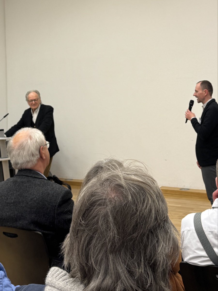 Arbogast Schmitt (links) am letzten Donnerstag in Hannover in der Diskussion zu seinem Vortrag, wie aufgeklärt die Aufklärung war. These von Schmitt: es gab schon eine Aufklärung in der griechischen Antike - und deren Wirklichkeitsverständnis wäre heute sehr hilfreich!