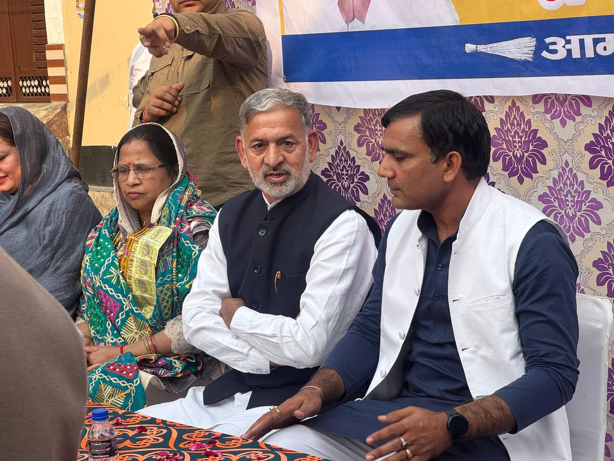 NeetuChauhan128's tweet image. आज इंद्रा पार्क में जनसंपर्क और जनसभा का आयोजन किया, जिसमें विकासपुरी विधानसभा से आम आदमी पार्टी के लोकप्रिय पूर्व विधायक महेंद्र यादव जी भी शामिल हुए 🙏💙

जनता का उत्साह और समर्थन यह बताता है कि वार्ड बदलाव के लिए तैयार है 

नीतू केशव चौहान
AAP प्रत्याशी, वार्ड 128 दिचाऊँ कलां