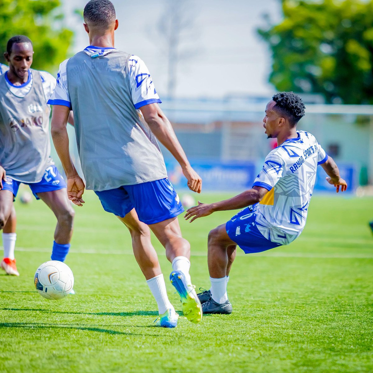 rayon_sports's tweet photo. #RPL || #RAYASK
Warm-up done. All focus on the battle ahead. ๐โก๏ธ
#Gikundiro https://t.co/XRw8JMwqd1