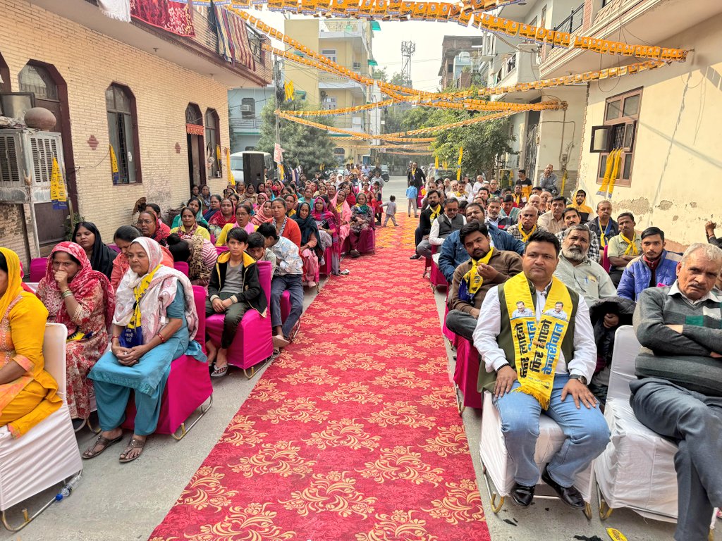 NeetuChauhan128's tweet image. आज इंद्रा पार्क में जनसंपर्क और जनसभा का आयोजन किया, जिसमें विकासपुरी विधानसभा से आम आदमी पार्टी के लोकप्रिय पूर्व विधायक महेंद्र यादव जी भी शामिल हुए 🙏💙

जनता का उत्साह और समर्थन यह बताता है कि वार्ड बदलाव के लिए तैयार है 

नीतू केशव चौहान
AAP प्रत्याशी, वार्ड 128 दिचाऊँ कलां