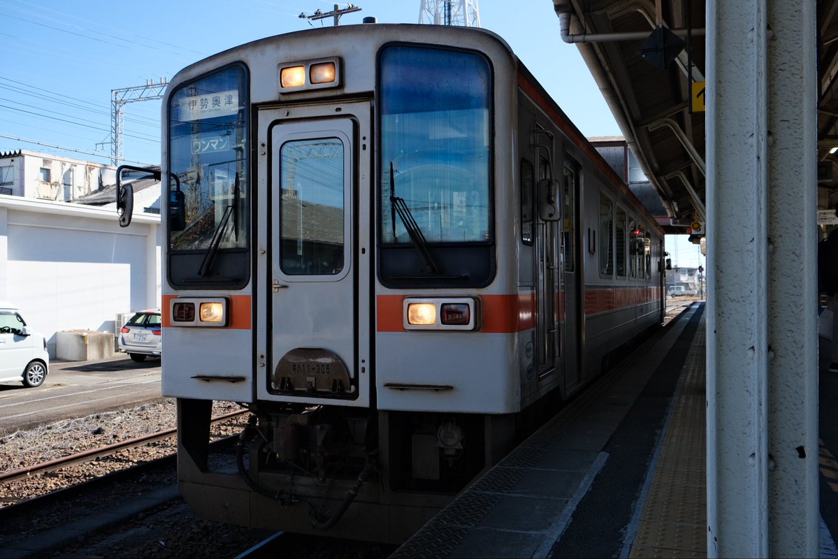 HU2434's tweet image. 【Idios &amp;amp; 緑さんとお肉・紅葉満喫旅 in三重県】 その2
JR名松線に乗ります。1両でトコトコ走っていく路線です。景色も含めてとても長閑。
今日はあまりに天気がポカポカしていて、列車内で思わずウトウト...
#しーちゃんみてみてっ
#つぶやきろこ
#石神のぞいて
#緑仙はやく見ろ